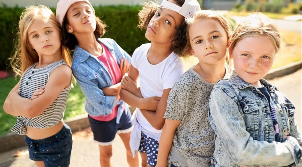 How to Pick Fashionable Summer Outfits for Girls